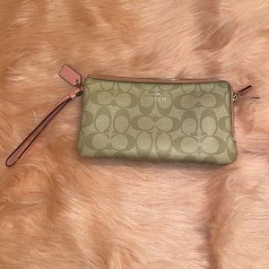 I’m selling Coach Wristlet Wallet For Ladies. Small size